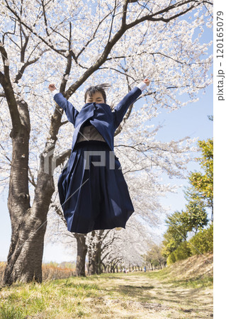 桜の前でジャンプをする新中学生 小学校卒業 入学イメージ 桜の前でジャンプをする新中学生 小学校卒業 入学イメージ 120165079