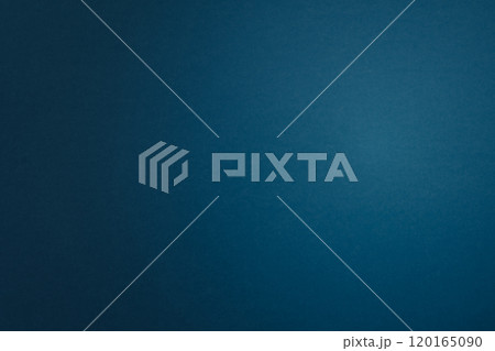 紙のアップ　暗い雰囲気　光が当たっている感じ　グラデーション 120165090