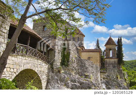 森林の中にひっそりたたずむモツァメタ修道院の絶景 120165129