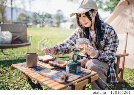 キャンプの昼食を作る若い女性 キャンプの昼食を作る若い女性 120165261