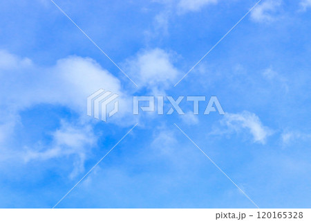 青空と白い雲・背景素材 120165328