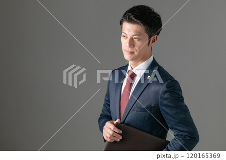 ファイルを持った男性弁護士 120165369
