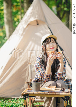 キャンプ場で食事をとる女性 キャンプ場で食事をとる女性 120165374