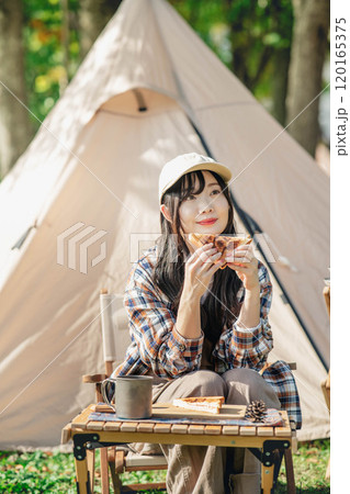 キャンプ場で食事をとる女性 キャンプ場で食事をとる女性 120165375