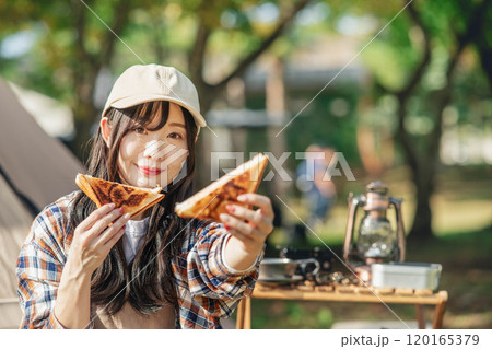 キャンプ場で食事をとる女性 キャンプ場で食事をとる女性 120165379