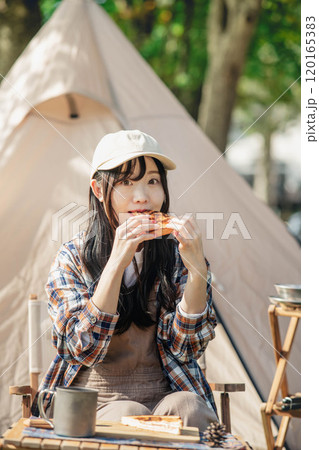 キャンプ場で食事をとる女性 キャンプ場で食事をとる女性 120165383