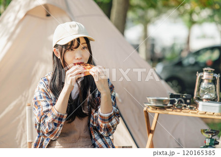 キャンプ場で食事をとる女性 キャンプ場で食事をとる女性 120165385