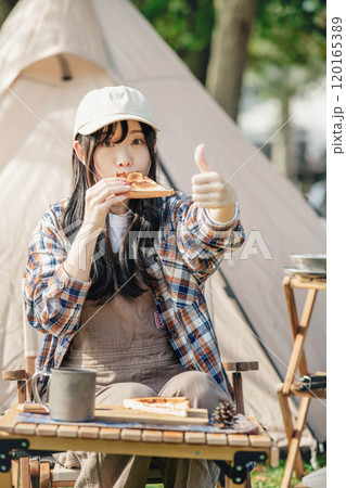 キャンプ場で食事をとる女性 キャンプ場で食事をとる女性 120165389