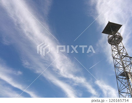 A watchtower and autumn cloud / 火の見櫓と秋のすじ雲 A watchtower and autumn cloud / 火の見櫓と秋のすじ雲 120165754