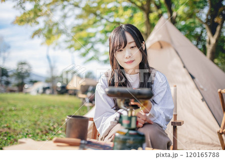 キャンプで食事を作る女性 120165788