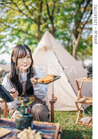 キャンプで食事を作る女性 120165791