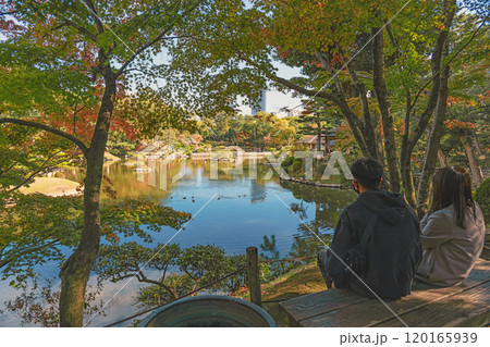 広島 縮景園 庭園を眺めるカップル 広島 縮景園 庭園を眺めるカップル 120165939