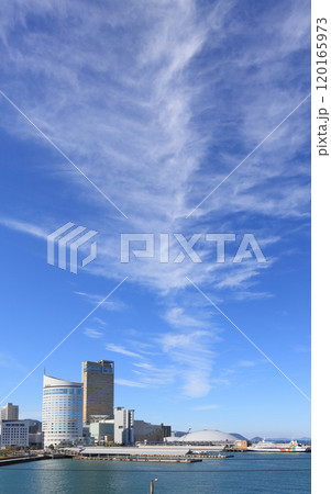 サンポート高松に完成間近のあなぶきアリーナ香川（香川県立アリーナ）を東側から見る 120165973