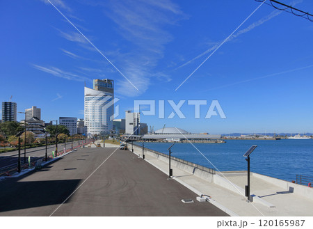 サンポート高松に完成間近のあなぶきアリーナ香川（香川県立アリーナ）を東側から見る 120165987