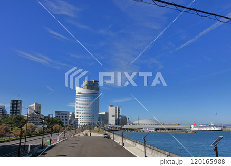 サンポート高松に完成間近のあなぶきアリーナ香川（香川県立アリーナ）を東側から見る 120165988