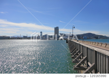 サンポート高松に完成間近のあなぶきアリーナ香川(香川県立アリーナ)を玉藻防波堤から見る サンポート高松に完成間近のあなぶきアリーナ香川(香川県立アリーナ)を玉藻防波堤から見る 120165990