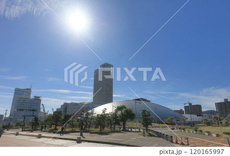 サンポート高松に完成間近のあなぶきアリーナ香川(香川県立アリーナ)をハーバープロムナードから見る サンポート高松に完成間近のあなぶきアリーナ香川(香川県立アリーナ)をハーバープロムナードから見る 120165997