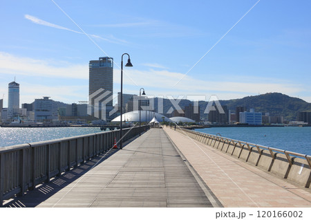 サンポート高松に完成間近のあなぶきアリーナ香川（香川県立アリーナ）を玉藻防波堤から見る 120166002