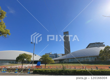 サンポート高松に完成間近のあなぶきアリーナ香川（香川県立アリーナ）をシーフロントプロムナードから見る 120166004