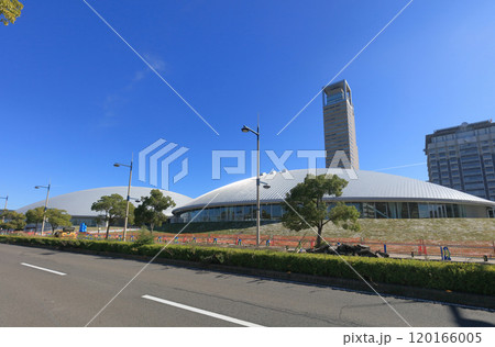 サンポート高松に完成間近のあなぶきアリーナ香川（香川県立アリーナ）をシーフロントプロムナードから見る 120166005