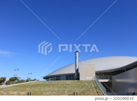 サンポート高松に完成間近のあなぶきアリーナ香川（香川県立アリーナ）を南から見る 120166018