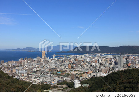 サンポート高松に「あなぶきアリーナ香川」のある高松市街地風景 サンポート高松に「あなぶきアリーナ香川」のある高松市街地風景 120166058