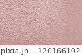 ピンク色のでこぼこした壁 120166102