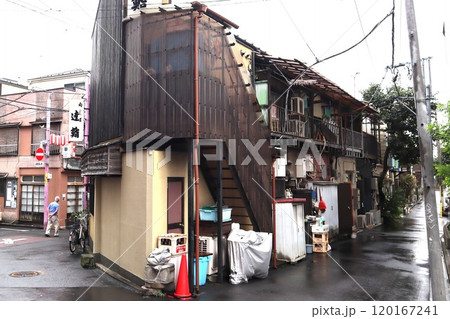 路地裏の古い街並み(東京都墨田区向島5丁目) 路地裏の古い街並み(東京都墨田区向島5丁目) 120167241