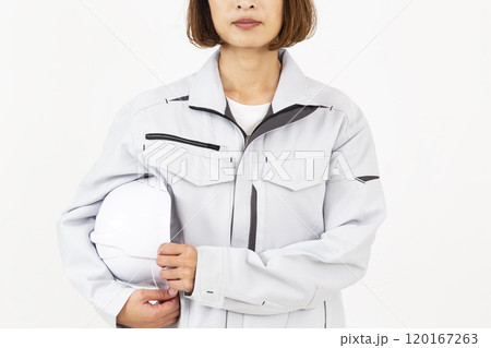 ヘルメットを抱える作業服姿の女性 120167263