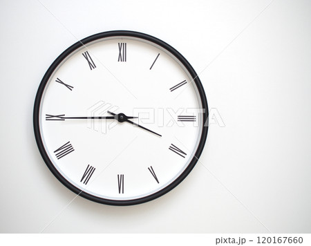 Clock Showing 15.45 or 03.45 with Roman Numerals. Simple Round Clock for Concepts of Time Management and Scheduling. 120167660