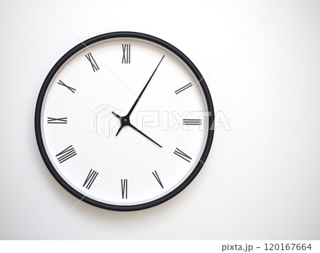 Clock Showing 16.05 or 04.05 with Roman Numerals. Simple Round Clock for Concepts of Time Management and Scheduling. 120167664