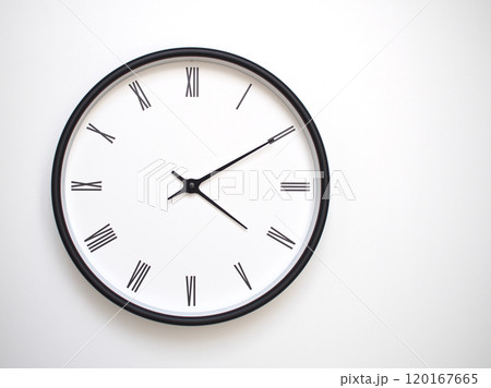 Clock Showing 16.10 or 04.10 with Roman Numerals. Simple Round Clock for Concepts of Time Management and Scheduling. 120167665