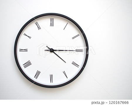 Clock Showing 16.15 or 04.15 with Roman Numerals. Simple Round Clock for Concepts of Time Management and Scheduling. 120167666