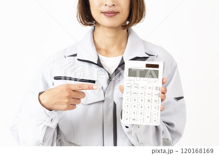 電卓を持つ作業服姿の女性 電卓を持つ作業服姿の女性 120168169