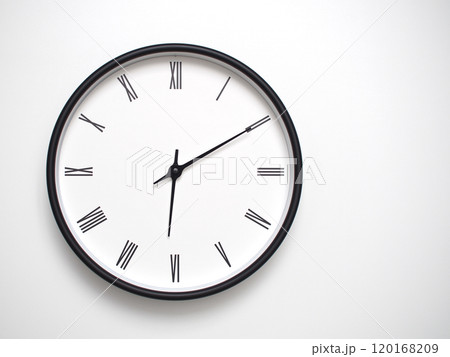 Clock Showing 18.10 or 06.10 with Roman Numerals. Simple Round Clock for Concepts of Time Management and Scheduling. 120168209