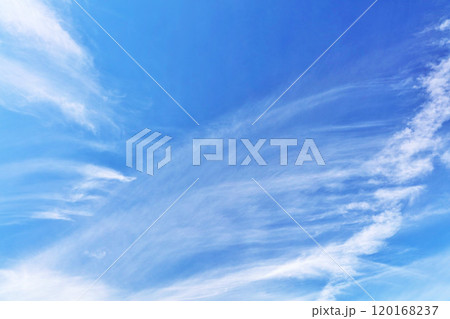 秋の青空と雲 秋の青空と雲 120168237