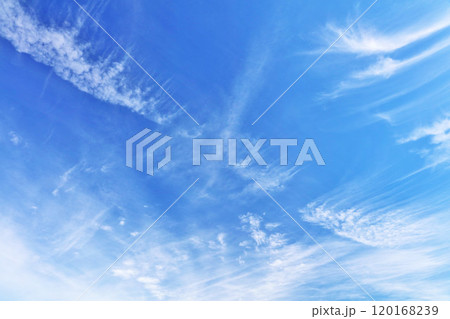 秋の青空と雲 秋の青空と雲 120168239