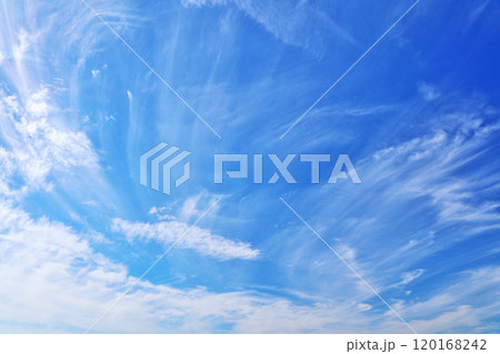 秋の青空と雲 120168242