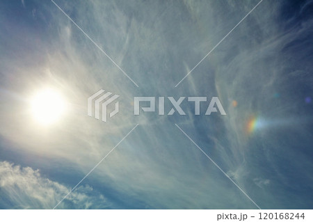 秋の青空と雲　そして太陽の光 120168244