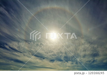 秋の青空と雲　そして太陽の光 120168245