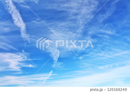 秋の青空と雲 秋の青空と雲 120168249
