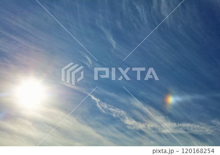 秋の青空と雲 そして太陽の光 秋の青空と雲 そして太陽の光 120168254