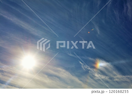 秋の青空と雲 そして太陽の光 秋の青空と雲 そして太陽の光 120168255
