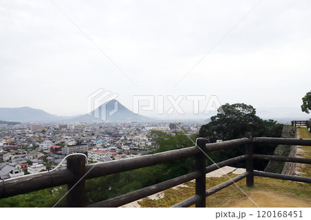 丸亀城からの風景 讃岐富士（香川県 丸亀市） 120168451