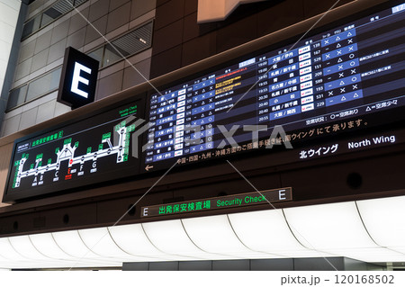 飛行場のフライトスケジュールイメージ|羽田空港第1ターミナル北ウイング|2024年11月夕方撮影 飛行場のフライトスケジュールイメージ|羽田空港第1ターミナル北ウイング|2024年11月夕方撮影 120168502
