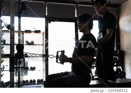 ジム・スポーツジムで筋トレ・ワークアウトする若いアジア人男性(背中トレ・ローイング) ジム・スポーツジムで筋トレ・ワークアウトする若いアジア人男性(背中トレ・ローイング) 120168552