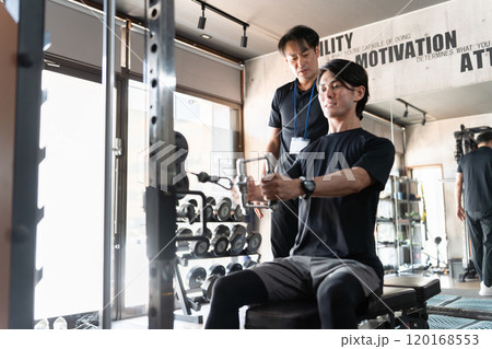 ジム・パーソナルジムでフォームチェックを受ける若いアジア人男性（マンツーマン・指導・レッスン） 120168553