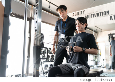 ジム・パーソナルジムでフォームチェックを受ける若いアジア人男性（マンツーマン・指導・レッスン） 120168554