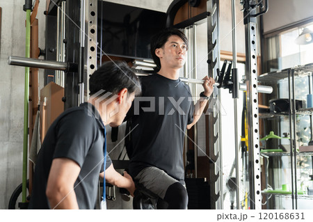 ジム・パーソナルジムのマンツーマン指導で追い込む・効かせるアジア人男性とトレーナーの男性 ジム・パーソナルジムのマンツーマン指導で追い込む・効かせるアジア人男性とトレーナーの男性 120168631