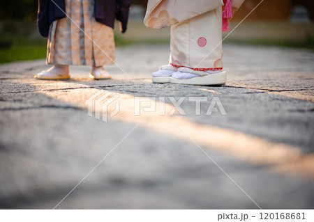 夕陽に照らされた七五三の草履 120168681